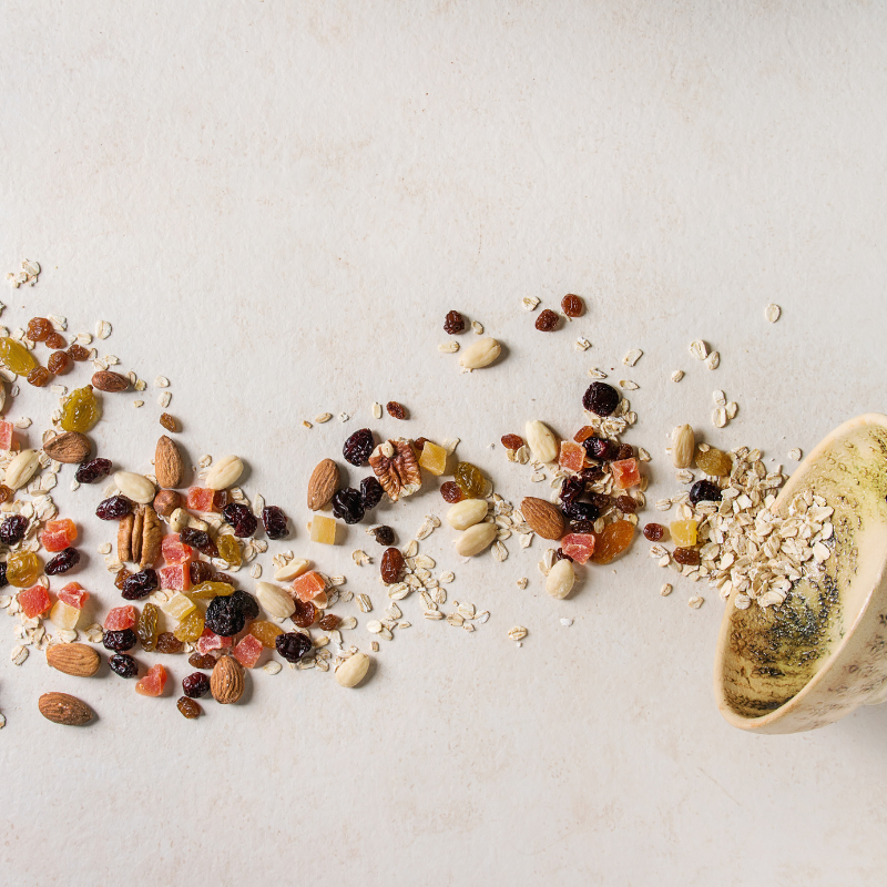 Fruchtsnacks – vielseitig und praktisch
Gefriergetrocknete Früchte, ob konventionell oder bio, sind in unterschiedlichen Füllmengen erhältlich – ideal für unterwegs. Ergänzt wird das Sortiment durch Fruchtsofties, Kichererbsensnacks und Fruchtnussriegel – für abwechslungsreichen Snackgenuss.