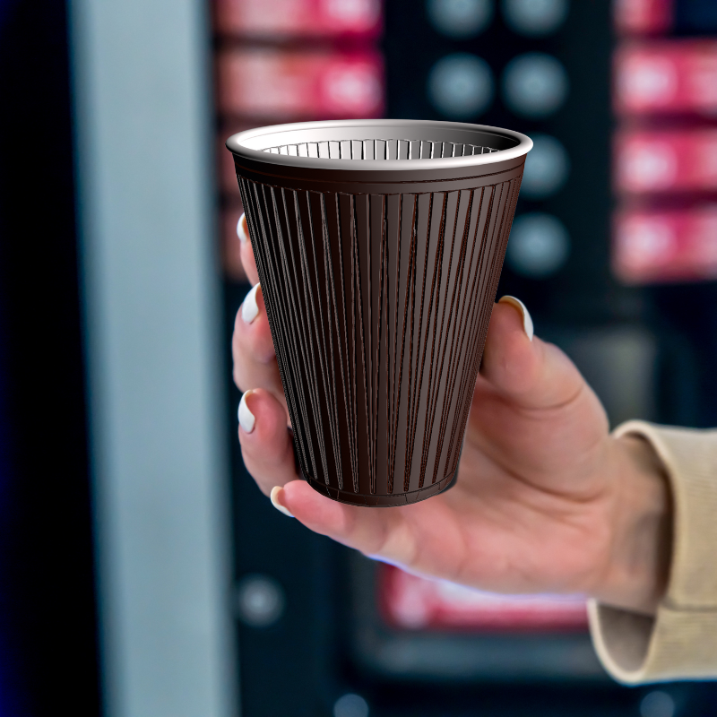 Automatenbecher in der Hand